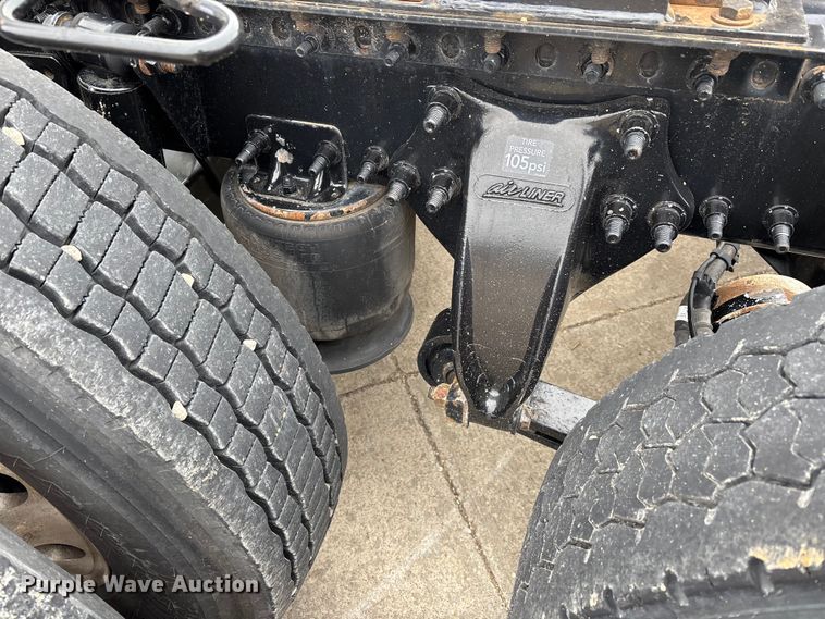 image for item DT0013 2015 Freightliner Cascadia semi truck