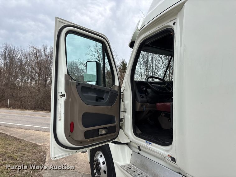 image for item DT0013 2015 Freightliner Cascadia semi truck