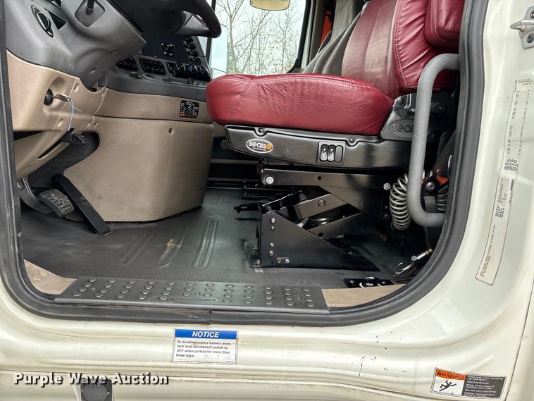 image for item DT0013 2015 Freightliner Cascadia semi truck