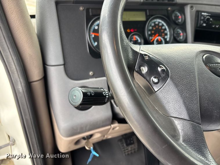 image for item DT0013 2015 Freightliner Cascadia semi truck