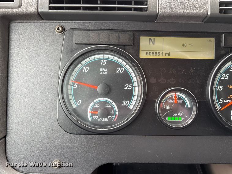 image for item DT0013 2015 Freightliner Cascadia semi truck