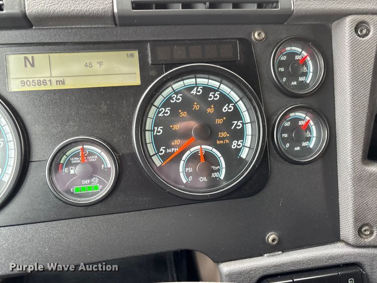 image for item DT0013 2015 Freightliner Cascadia semi truck