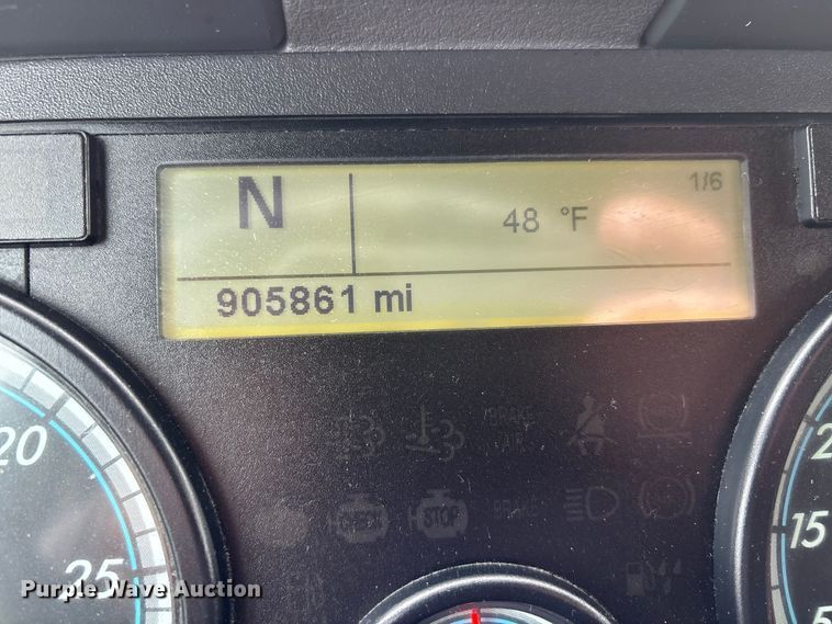 image for item DT0013 2015 Freightliner Cascadia semi truck