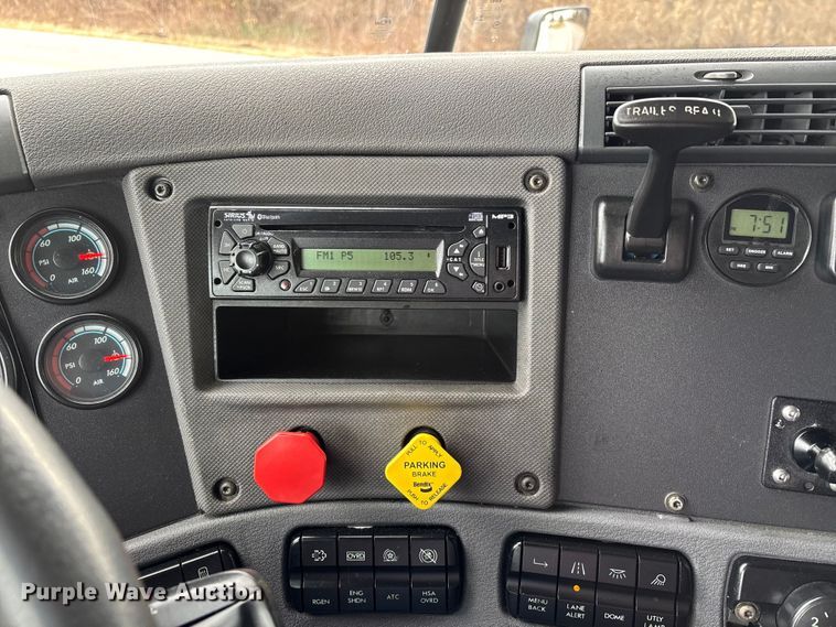 image for item DT0013 2015 Freightliner Cascadia semi truck