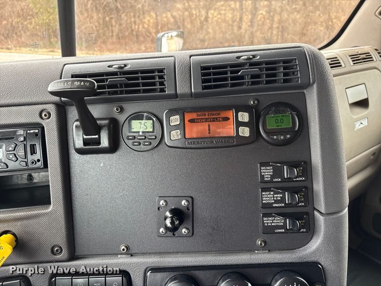 image for item DT0013 2015 Freightliner Cascadia semi truck