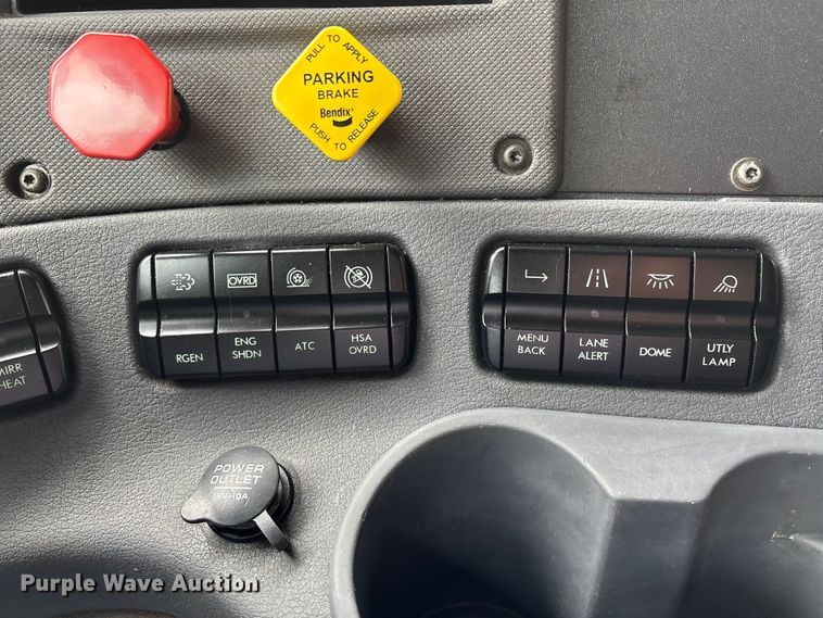 image for item DT0013 2015 Freightliner Cascadia semi truck