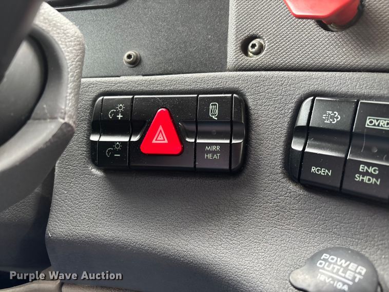 image for item DT0013 2015 Freightliner Cascadia semi truck