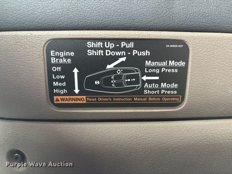 image for item DT0013 2015 Freightliner Cascadia semi truck