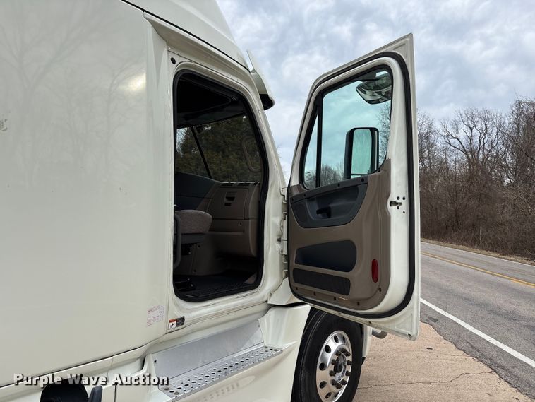 image for item DT0013 2015 Freightliner Cascadia semi truck