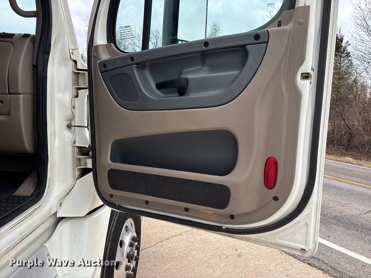 image for item DT0013 2015 Freightliner Cascadia semi truck