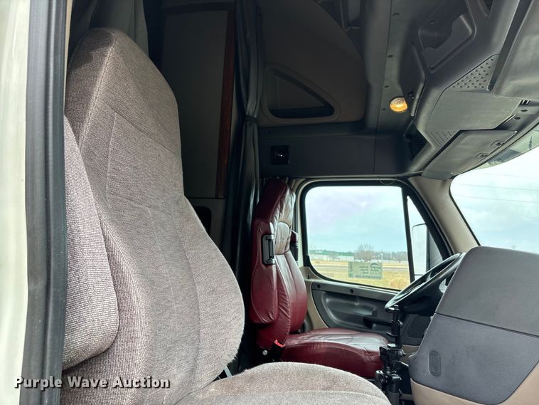 image for item DT0013 2015 Freightliner Cascadia semi truck