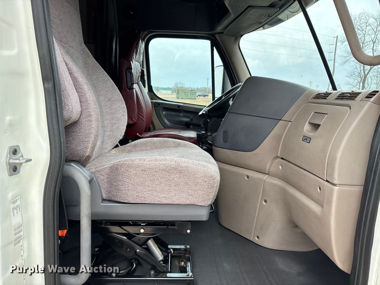 image for item DT0013 2015 Freightliner Cascadia semi truck