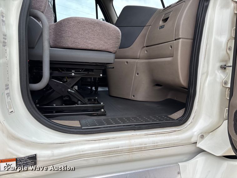 image for item DT0013 2015 Freightliner Cascadia semi truck