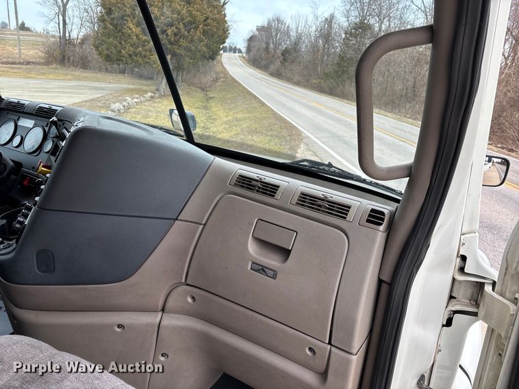 image for item DT0013 2015 Freightliner Cascadia semi truck