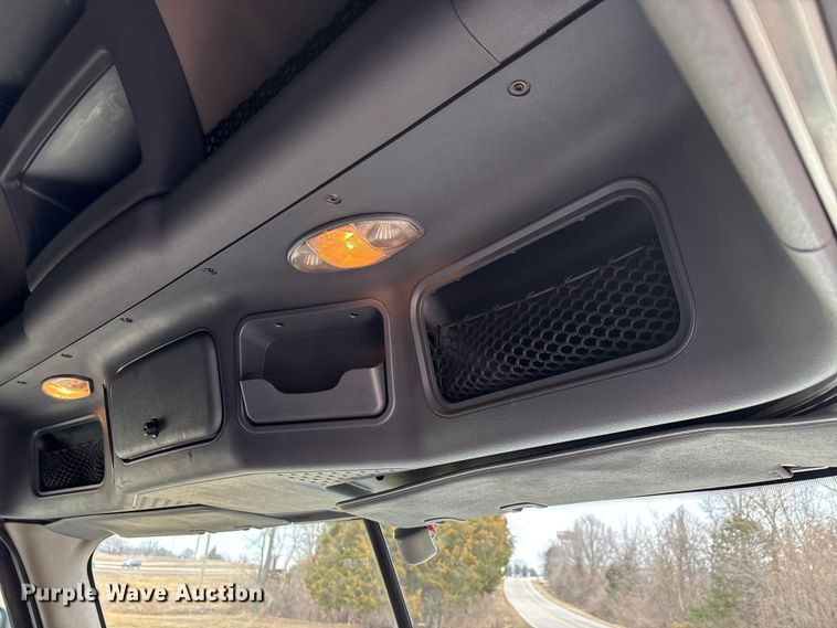 image for item DT0013 2015 Freightliner Cascadia semi truck