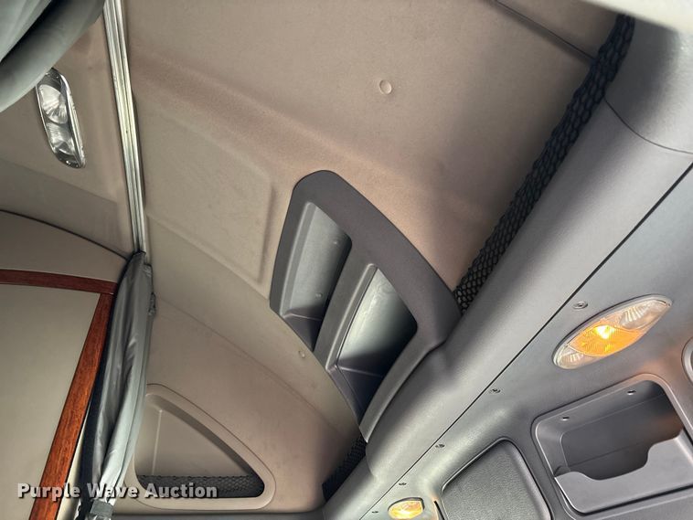 image for item DT0013 2015 Freightliner Cascadia semi truck