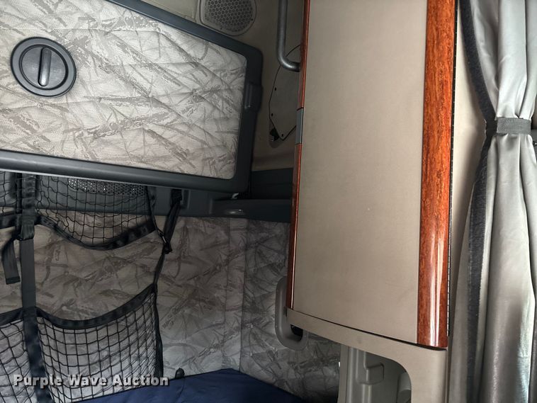 image for item DT0013 2015 Freightliner Cascadia semi truck