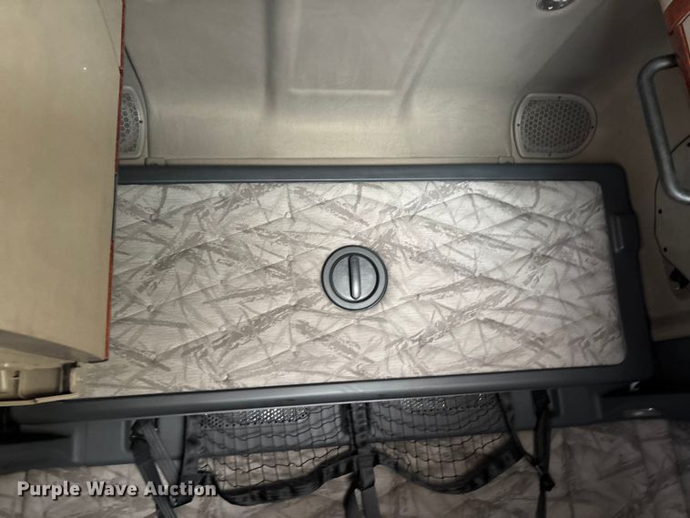 image for item DT0013 2015 Freightliner Cascadia semi truck