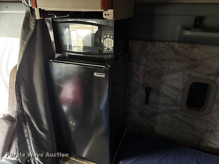 image for item DT0013 2015 Freightliner Cascadia semi truck