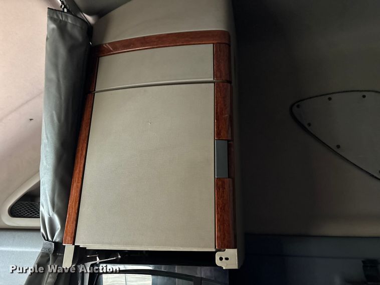 image for item DT0013 2015 Freightliner Cascadia semi truck