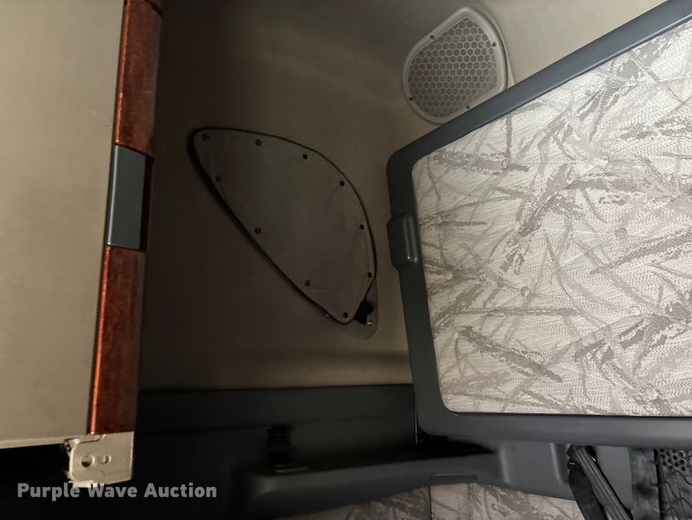 image for item DT0013 2015 Freightliner Cascadia semi truck