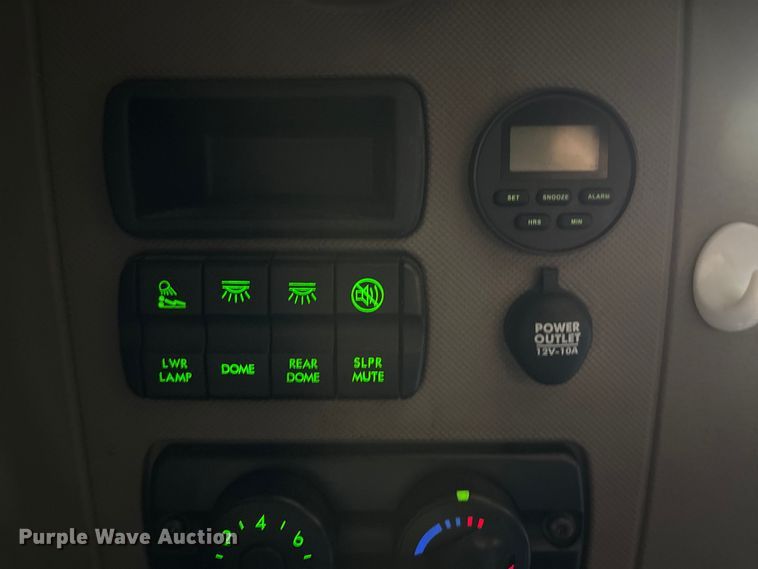 image for item DT0013 2015 Freightliner Cascadia semi truck