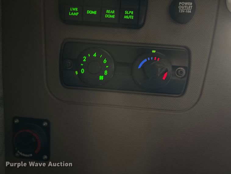 image for item DT0013 2015 Freightliner Cascadia semi truck