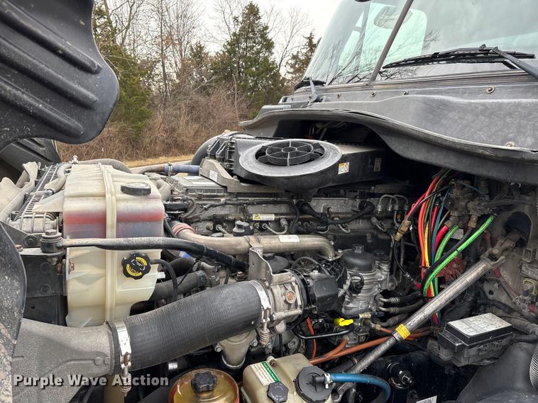 image for item DT0013 2015 Freightliner Cascadia semi truck