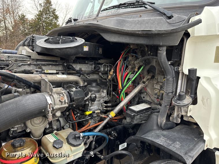 image for item DT0013 2015 Freightliner Cascadia semi truck