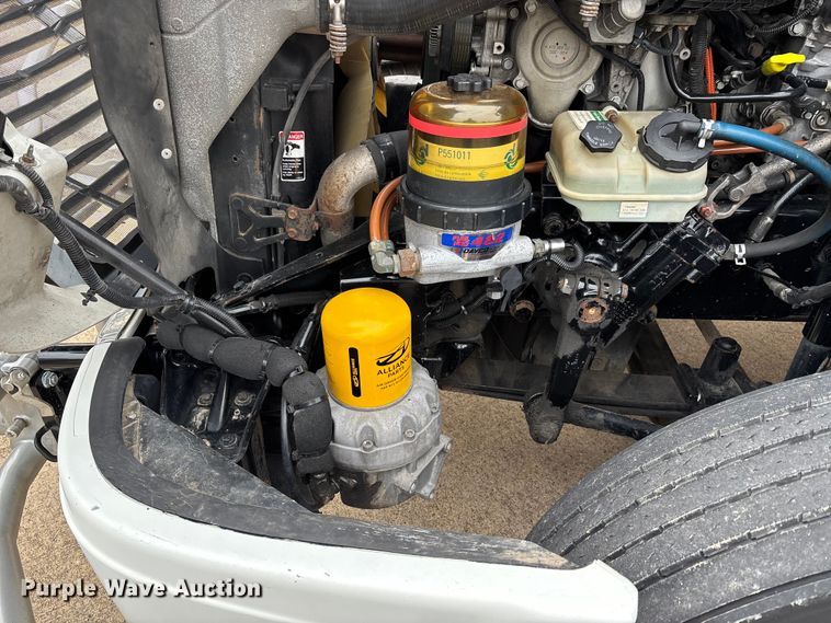 image for item DT0013 2015 Freightliner Cascadia semi truck