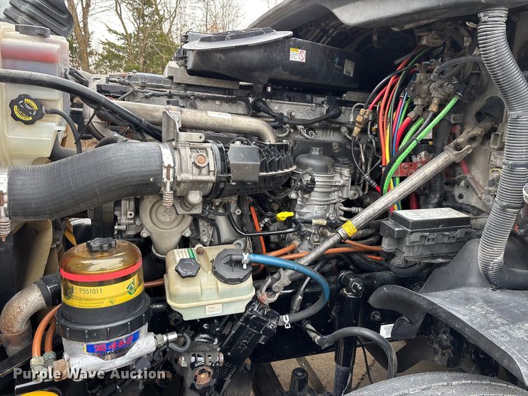 image for item DT0013 2015 Freightliner Cascadia semi truck