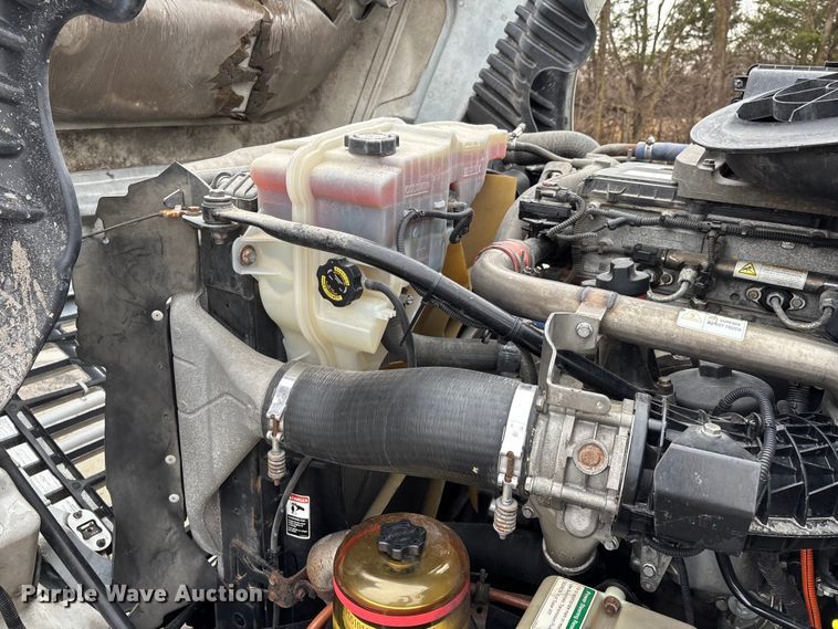 image for item DT0013 2015 Freightliner Cascadia semi truck