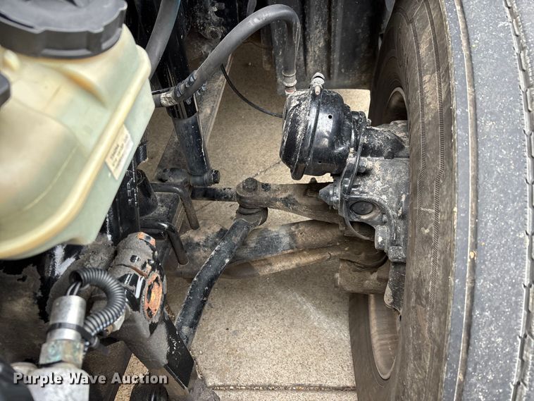 image for item DT0013 2015 Freightliner Cascadia semi truck