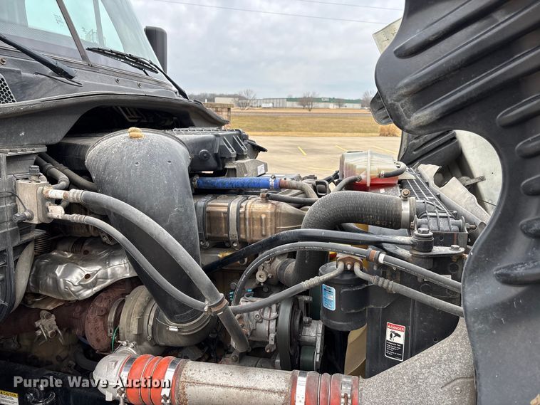 image for item DT0013 2015 Freightliner Cascadia semi truck