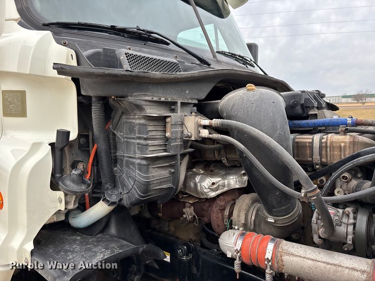 image for item DT0013 2015 Freightliner Cascadia semi truck