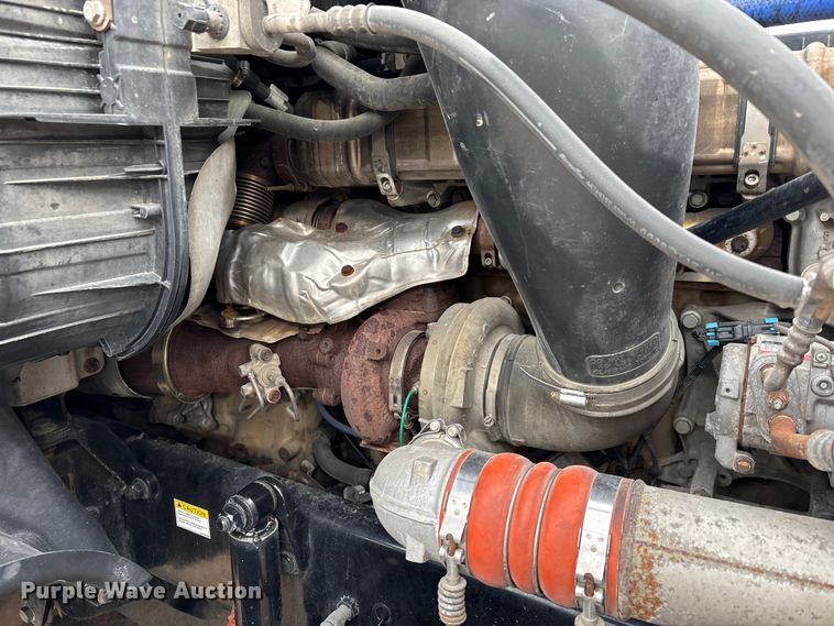 image for item DT0013 2015 Freightliner Cascadia semi truck