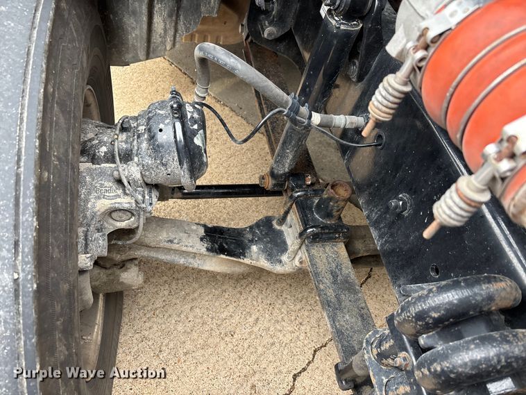 image for item DT0013 2015 Freightliner Cascadia semi truck