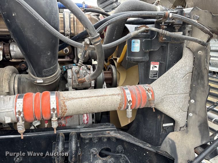 image for item DT0013 2015 Freightliner Cascadia semi truck