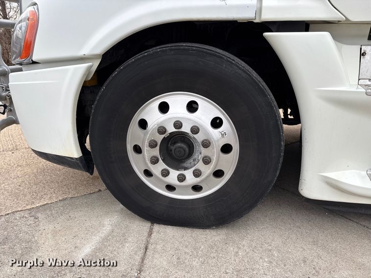 image for item DT0013 2015 Freightliner Cascadia semi truck