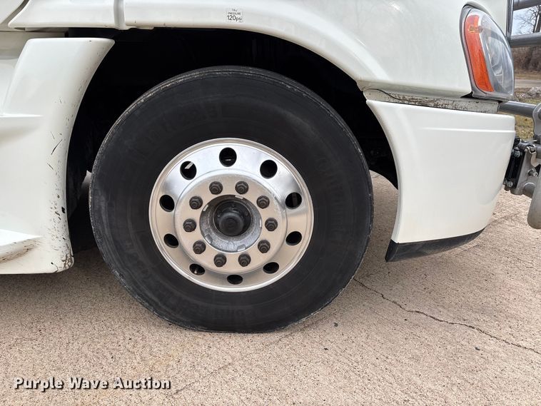 image for item DT0013 2015 Freightliner Cascadia semi truck