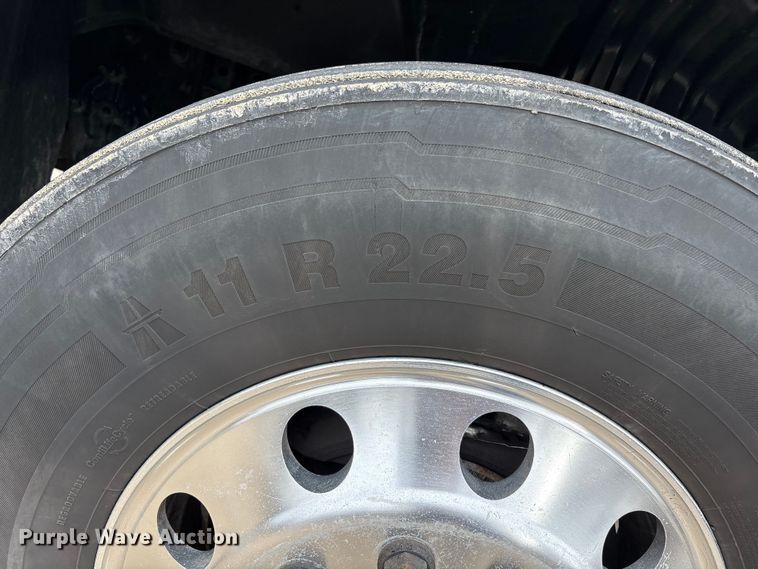 image for item DT0013 2015 Freightliner Cascadia semi truck