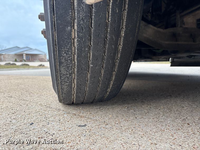 image for item DT0013 2015 Freightliner Cascadia semi truck