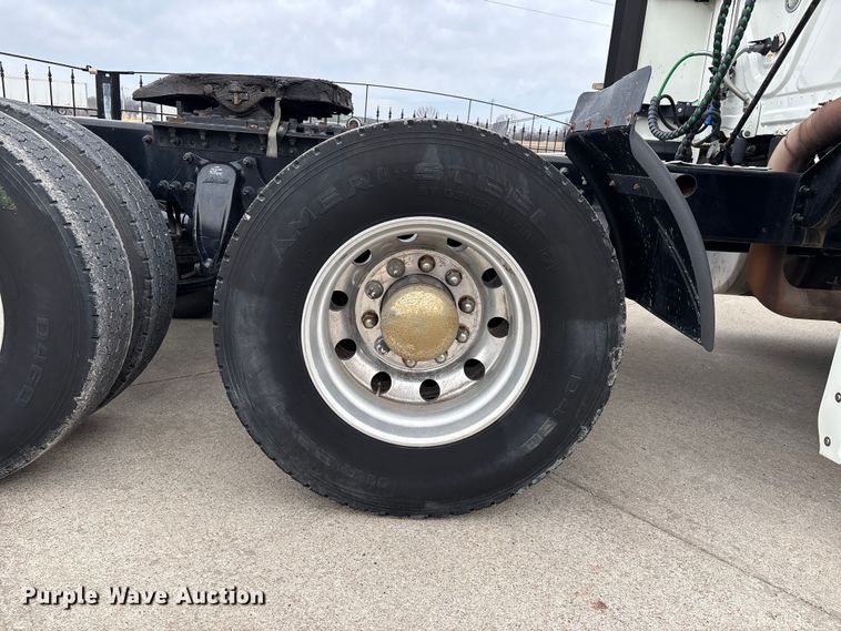 image for item DT0013 2015 Freightliner Cascadia semi truck