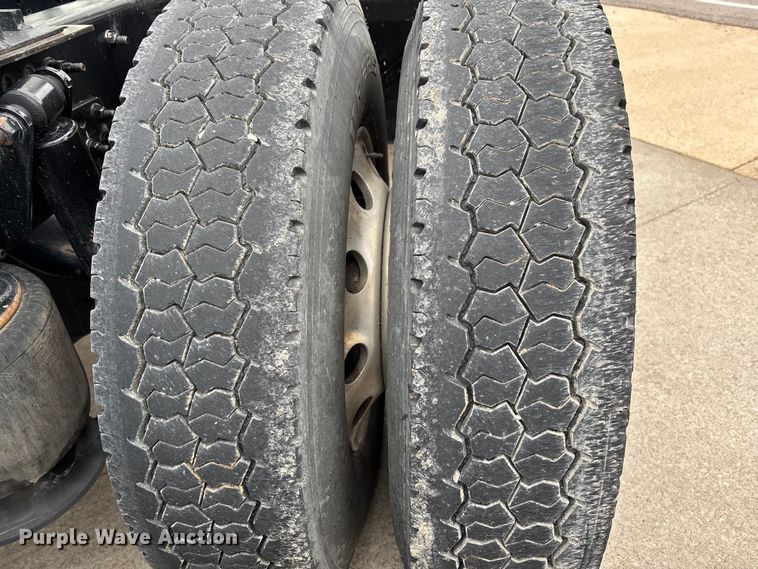 image for item DT0013 2015 Freightliner Cascadia semi truck