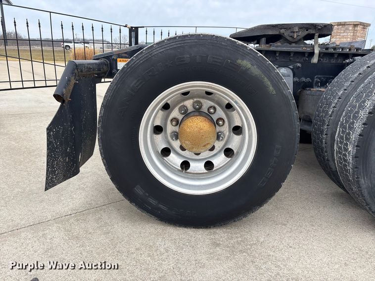 image for item DT0013 2015 Freightliner Cascadia semi truck