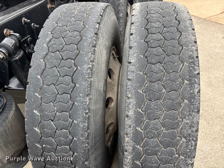 image for item DT0013 2015 Freightliner Cascadia semi truck