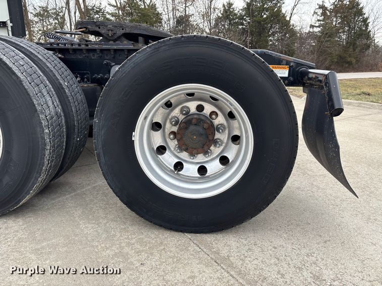 image for item DT0013 2015 Freightliner Cascadia semi truck