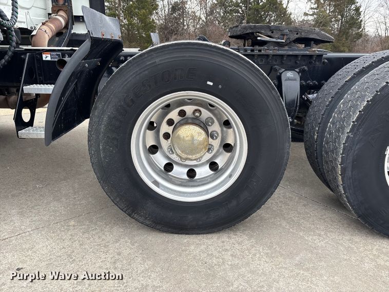 image for item DT0013 2015 Freightliner Cascadia semi truck