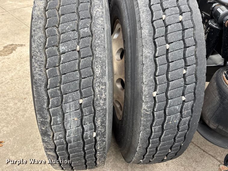 image for item DT0013 2015 Freightliner Cascadia semi truck