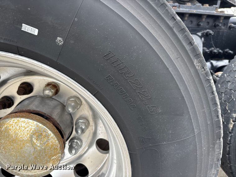 image for item DT0013 2015 Freightliner Cascadia semi truck